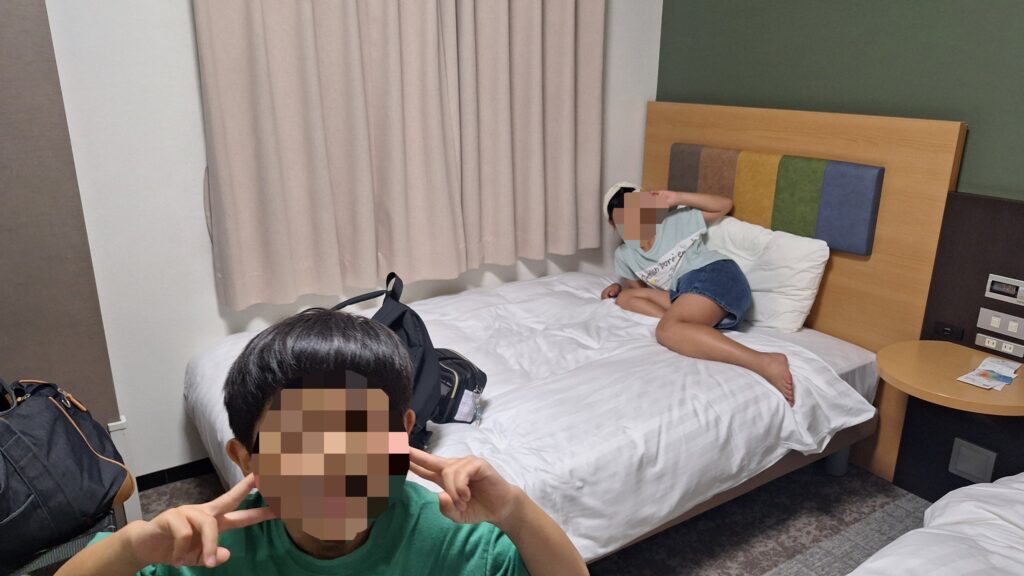 ベッドでくつろぐ子ども